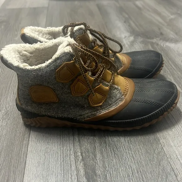 Sorel women’s Out ‘N  About plus boot Gray and Tan Winter Boots/ size 6