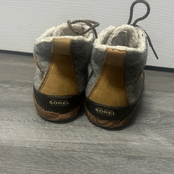 Sorel women’s Out ‘N  About plus boot Gray and Tan Winter Boots/ size 6