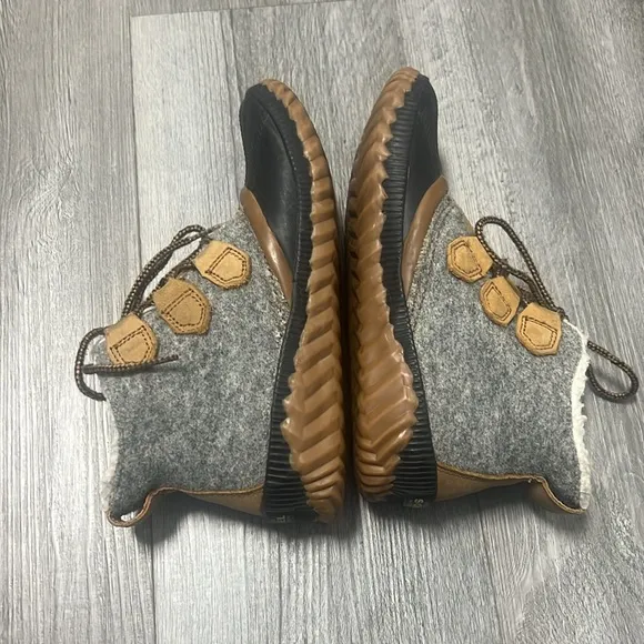 Sorel women’s Out ‘N  About plus boot Gray and Tan Winter Boots/ size 6