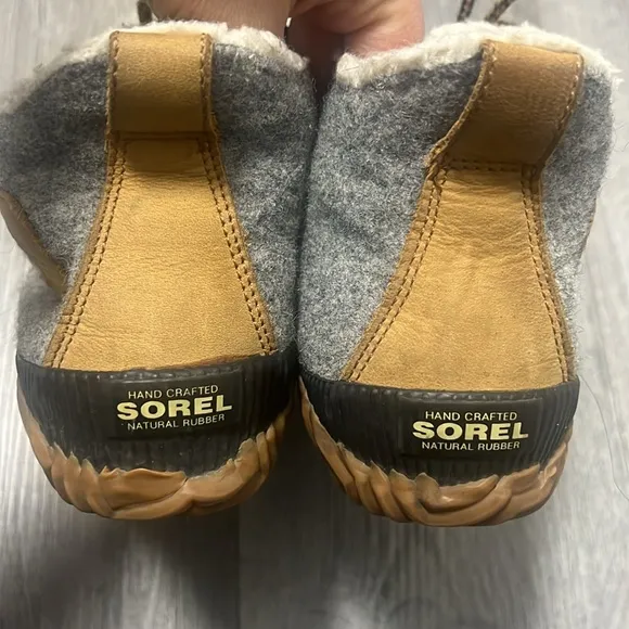 Sorel women’s Out ‘N  About plus boot Gray and Tan Winter Boots/ size 6