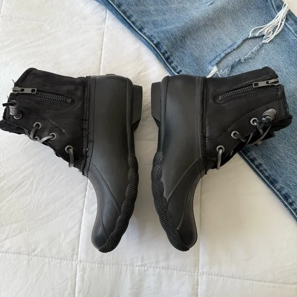 Sperry Saltwater Shimmer Black‎  Women Boots size 6.5