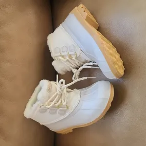 SPERRY Winter Boots. New w/ Tags! Snowy, Wintry, white-like color. Rubber Soles.