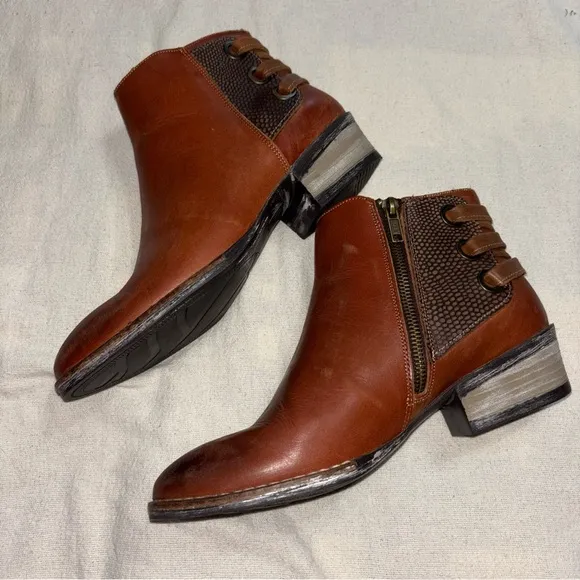 Sterling River Womens Sz9 Brown Shortie Bootie Rust Color Leather Lace Back‎
