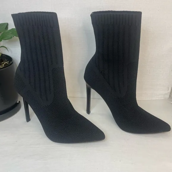 Steve Madden Discreet Boot in Black,‎ Size 7M