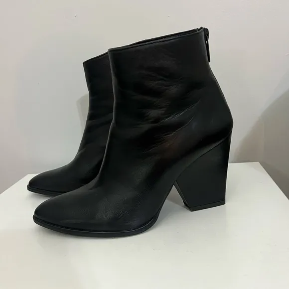 Stuart Weitzman Bedford Black LeatherAnkle Booties Size 6.5