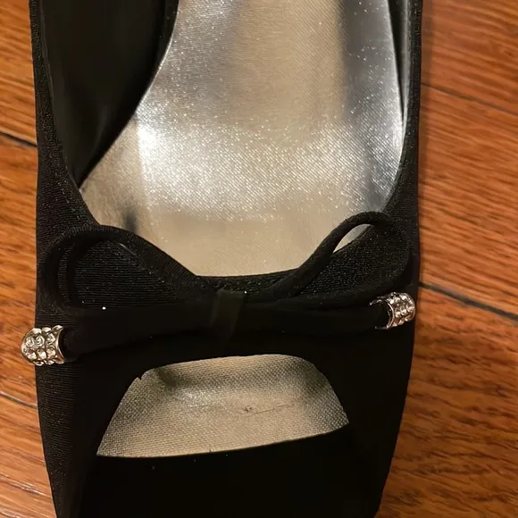 Stuart Weitzman black silk peep toe dress shoes. 7.5 W. EUC
