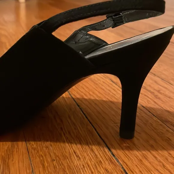 Stuart Weitzman black silk peep toe dress shoes. 7.5 W. EUC