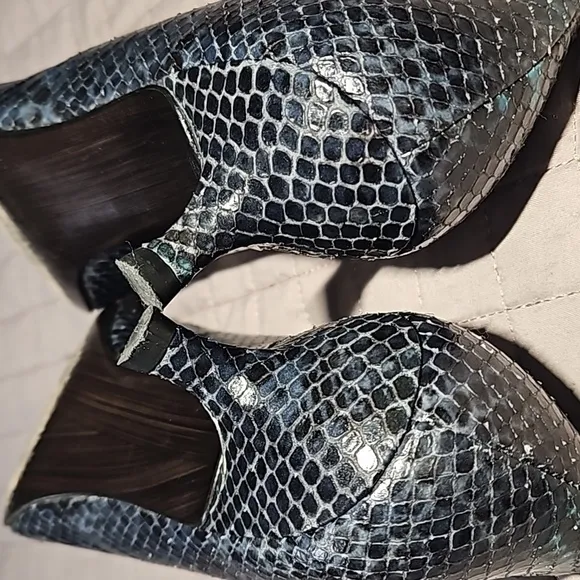 Stuart Weitzman Navy Blue Snakeskin Print Pointed Toe Kitten Heel Size 7.5