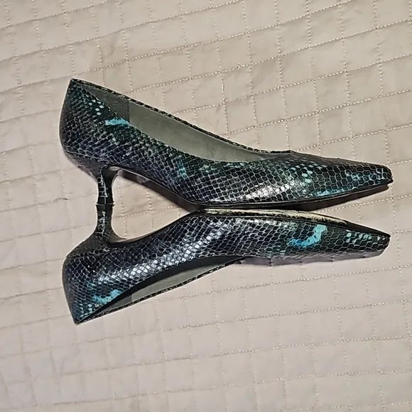 Stuart Weitzman Navy Blue Snakeskin Print Pointed Toe Kitten Heel Size 7.5