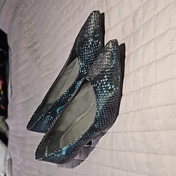 Stuart Weitzman Navy Blue Snakeskin Print Pointed Toe Kitten Heel Size 7.5
