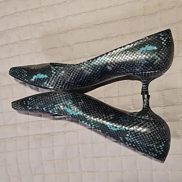 Stuart Weitzman Navy Blue Snakeskin Print Pointed Toe Kitten Heel Size 7.5