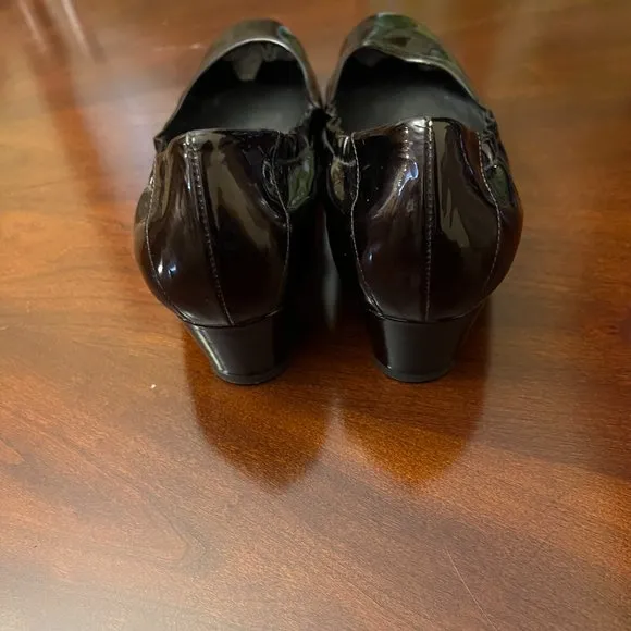 Stuart Weitzman  Women's Brown Patent Leather Scrunch Pumps Size 11M
