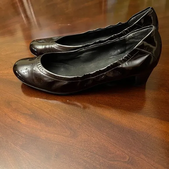 Stuart Weitzman  Women's Brown Patent Leather Scrunch Pumps Size 11M