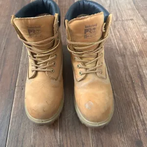 Timberland Tan Boots SZ 9 with Lace-Up Design and Padded Collar