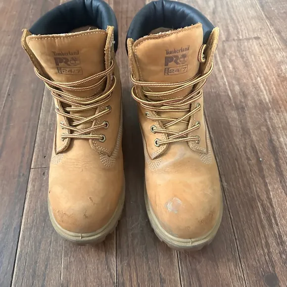 Timberland Tan Boots SZ 9 with Lace-Up Design and Padded Collar