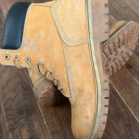 Timberland Tan Boots SZ 9 with Lace-Up Design and Padded Collar