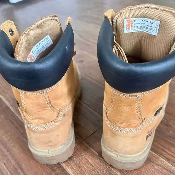 Timberland Tan Boots SZ 9 with Lace-Up Design and Padded Collar