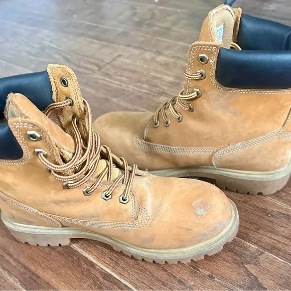 Timberland Tan Boots SZ 9 with Lace-Up Design and Padded Collar