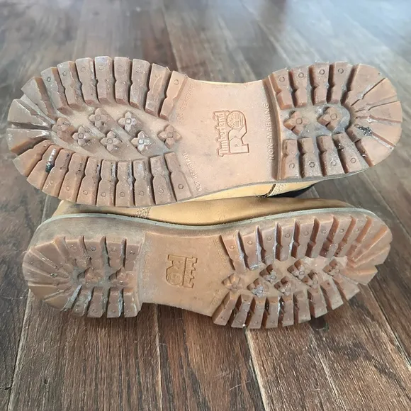 Timberland Tan Boots SZ 9 with Lace-Up Design and Padded Collar