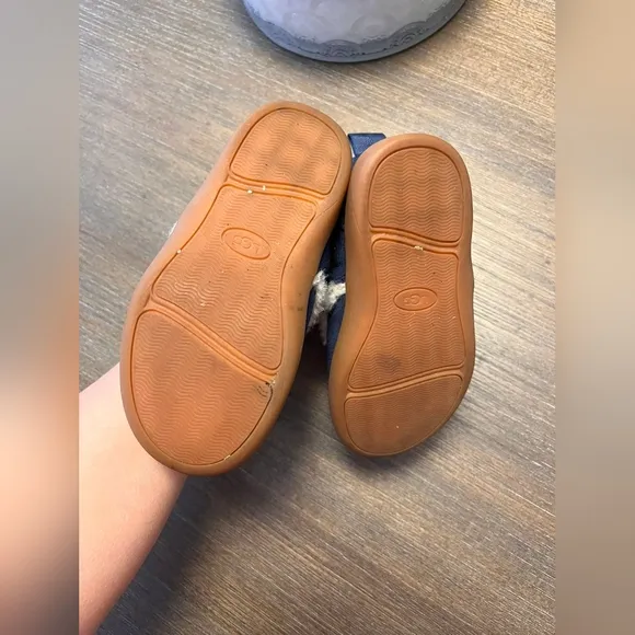 Toddler unisex UGG boots size 8