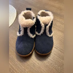 Toddler unisex UGG boots size 8