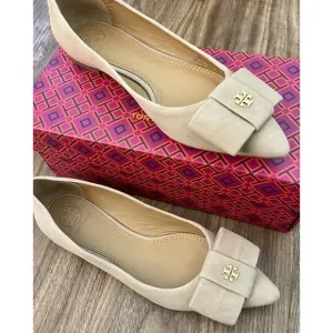 TORY BURCH | Gold Logo Bow Suede Beige Ballet Flats‎ | Size: 6 M