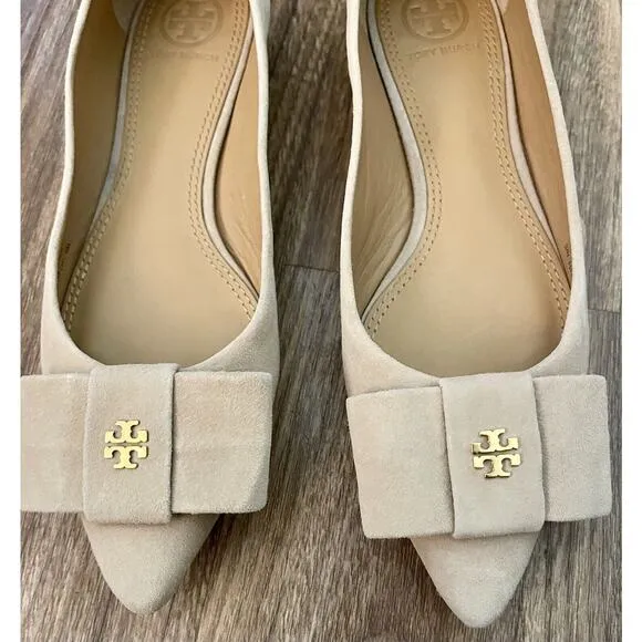 TORY BURCH | Gold Logo Bow Suede Beige Ballet Flats‎ | Size: 6 M