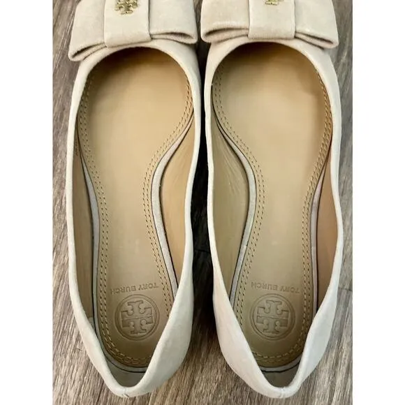TORY BURCH | Gold Logo Bow Suede Beige Ballet Flats‎ | Size: 6 M