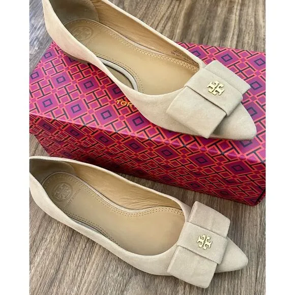 TORY BURCH | Gold Logo Bow Suede Beige Ballet Flats‎ | Size: 6 M