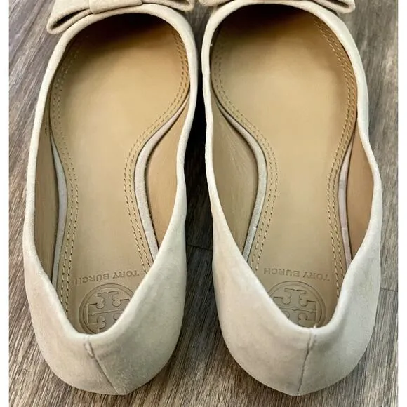 TORY BURCH | Gold Logo Bow Suede Beige Ballet Flats‎ | Size: 6 M