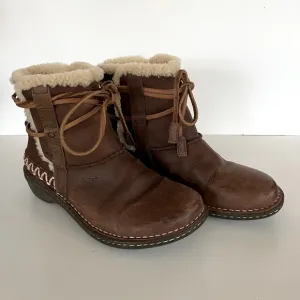 UGG 5178 COVE Brown Suede Shearling Sheepskin Lined Winter Ankle Boots, sz 8