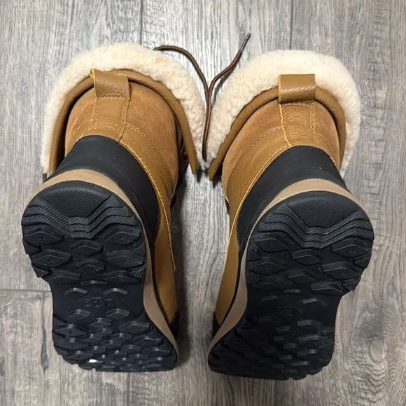 UGG ADIRONDACK III WATER RESISTANT BOOTIE WOMENS