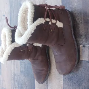 UGG Akadia Leather and Sheepskin Winter boots sz 7 women's