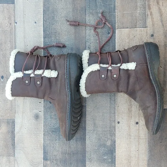 UGG Akadia Leather and Sheepskin Winter boots sz 7 women's