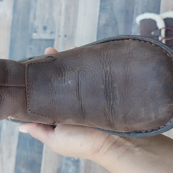 UGG Akadia Leather and Sheepskin Winter boots sz 7 women's