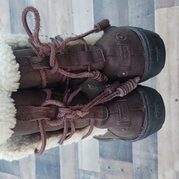 UGG Akadia Leather and Sheepskin Winter boots sz 7 women's