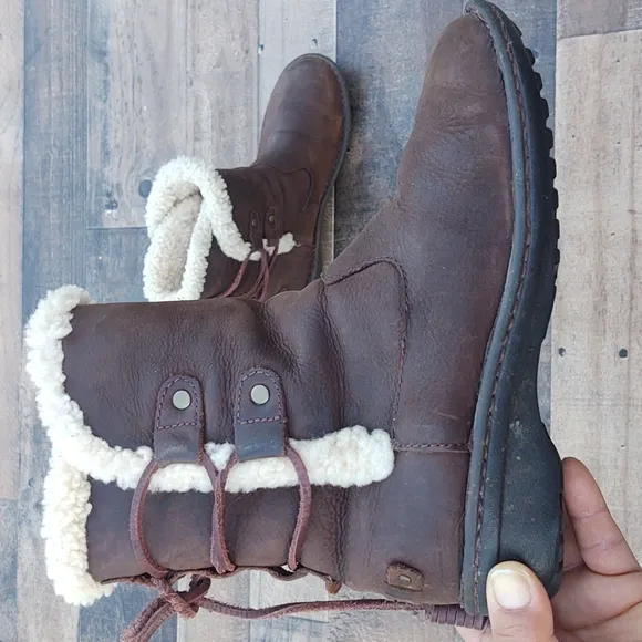 UGG Akadia Leather and Sheepskin Winter boots sz 7 women's