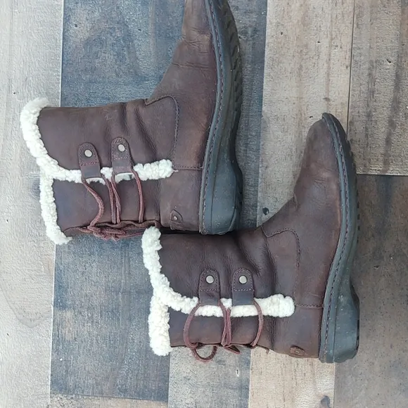 UGG Akadia Leather and Sheepskin Winter boots sz 7 women's