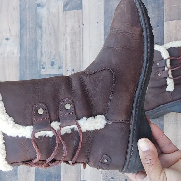 UGG Akadia Leather and Sheepskin Winter boots sz 7 women's
