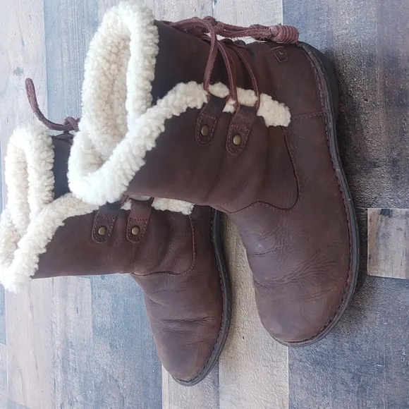 UGG Akadia Leather and Sheepskin Winter boots sz 7 women's