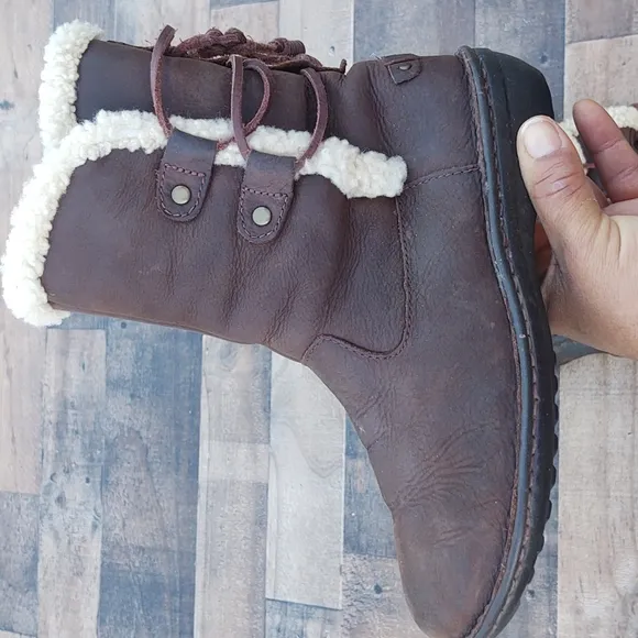 UGG Akadia Leather and Sheepskin Winter boots sz 7 women's