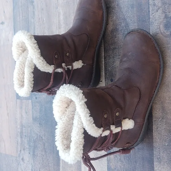 UGG Akadia Leather and Sheepskin Winter boots sz 7 women's
