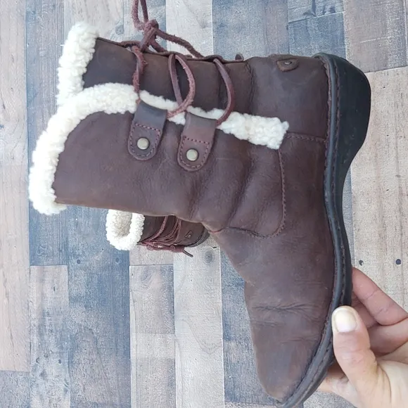 UGG Akadia Leather and Sheepskin Winter boots sz 7 women's