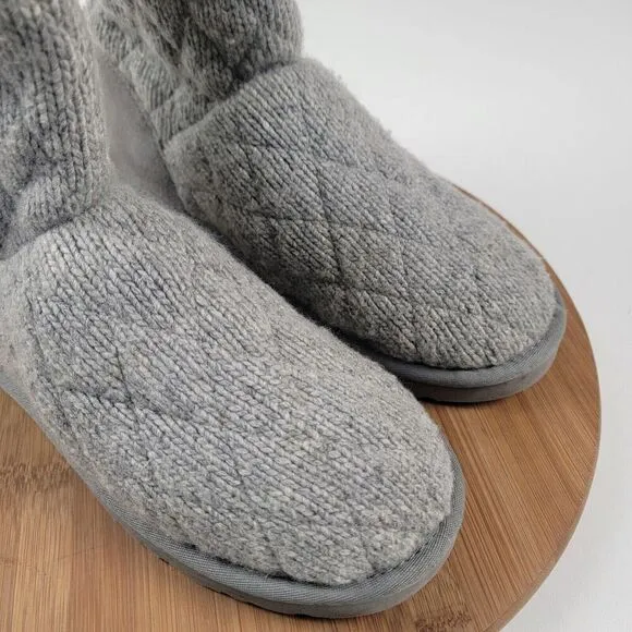 UGG Australia Mountain Quilted knit boots 3176 button color Gray size 8 womens