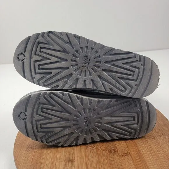 UGG Australia Mountain Quilted knit boots 3176 button color Gray size 8 womens