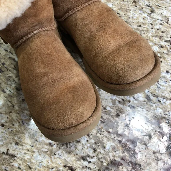 Ugg Bailey Boots Brown Suede w/ Wool &amp; Ugg Button Tassel 7