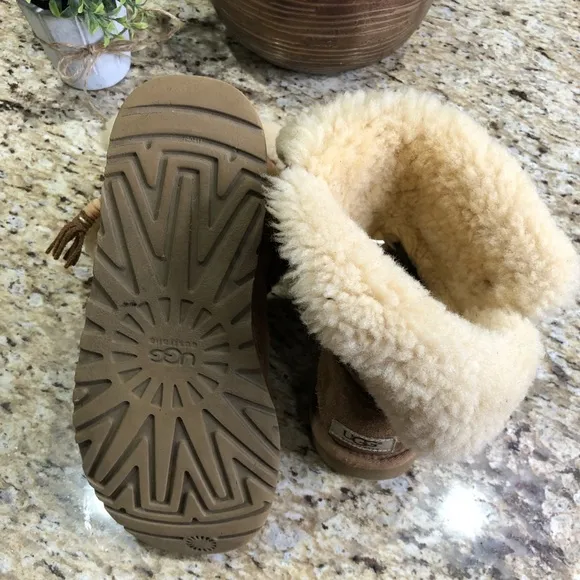 Ugg Bailey Boots Brown Suede w/ Wool &amp; Ugg Button Tassel 7