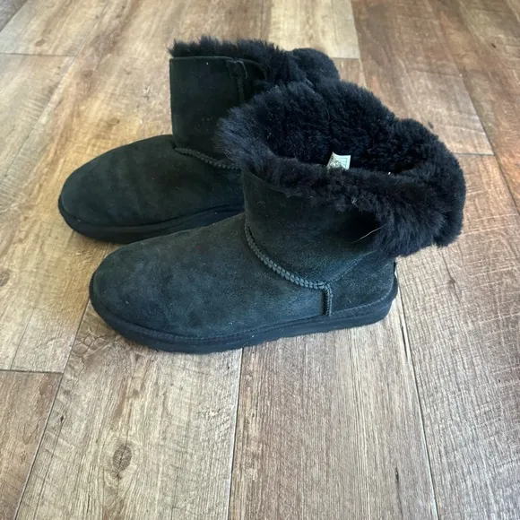 Ugg black suede Bailey bow Sherpa lined winter boots size 9