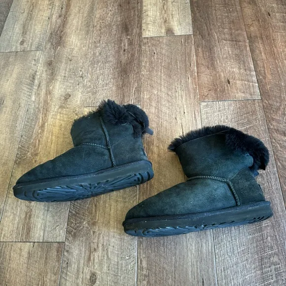 Ugg black suede Bailey bow Sherpa lined winter boots size 9