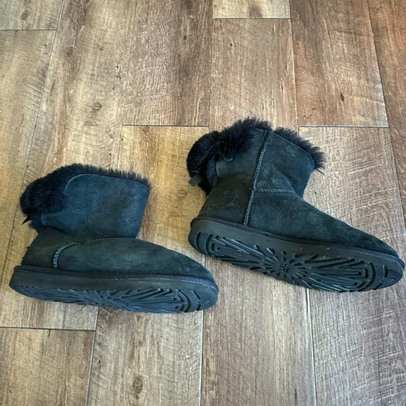 Ugg black suede Bailey bow Sherpa lined winter boots size 9